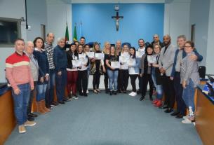 Câmara de Taquara homenageia alunos que participaram de conferência sobre meio ambiente