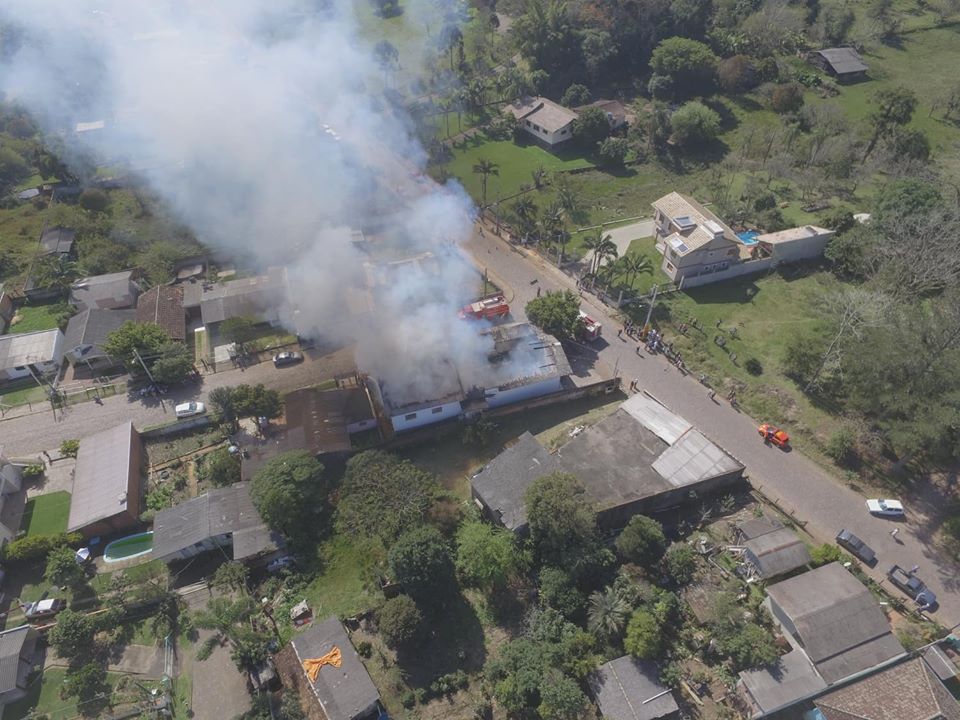 Incêndio destrói mercado em Taquara