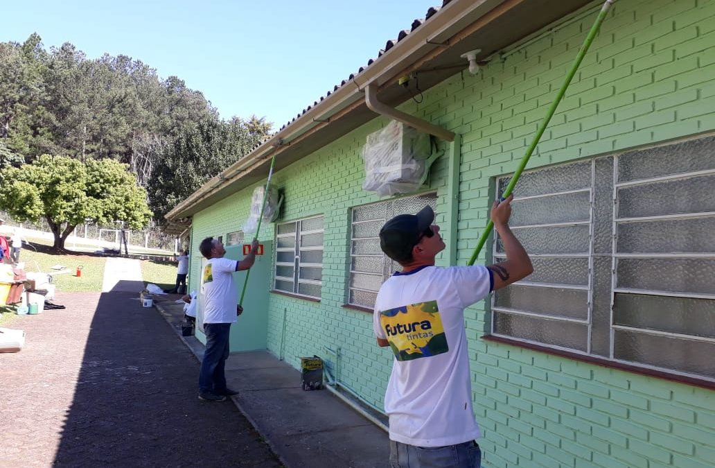 Apae de Taquara recebeu pintura voluntária de toda a área externa de sua sede