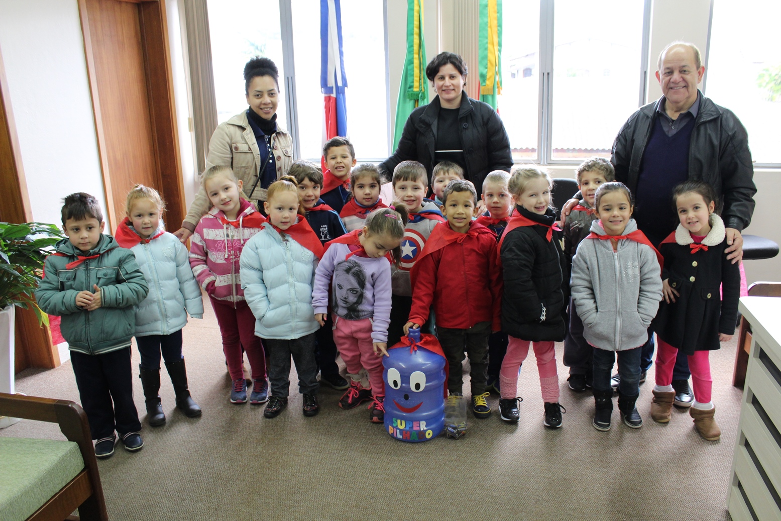 Crianças criam boneco para o descarte correto de pilhas usadas em Três Coroas
