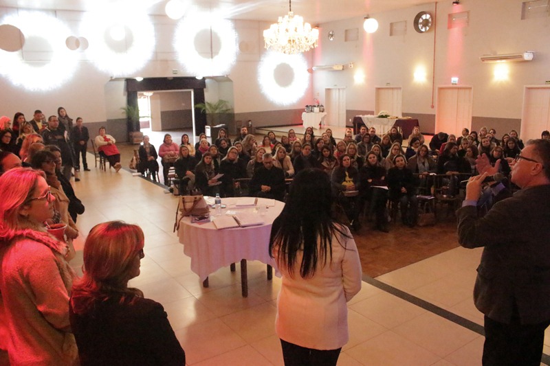 Feller e Marizete realizam reunião com diretores de escolas