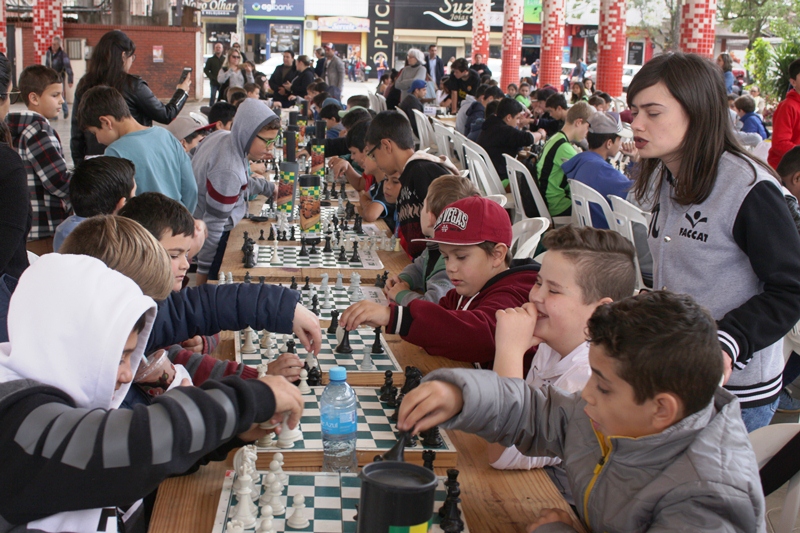 Xadrez na Praça reúne mais de 200 competidores em Parobé