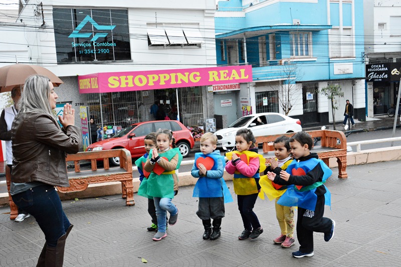 Estudantes da educação infantil de Taquara prestam homenagem ao Brasil