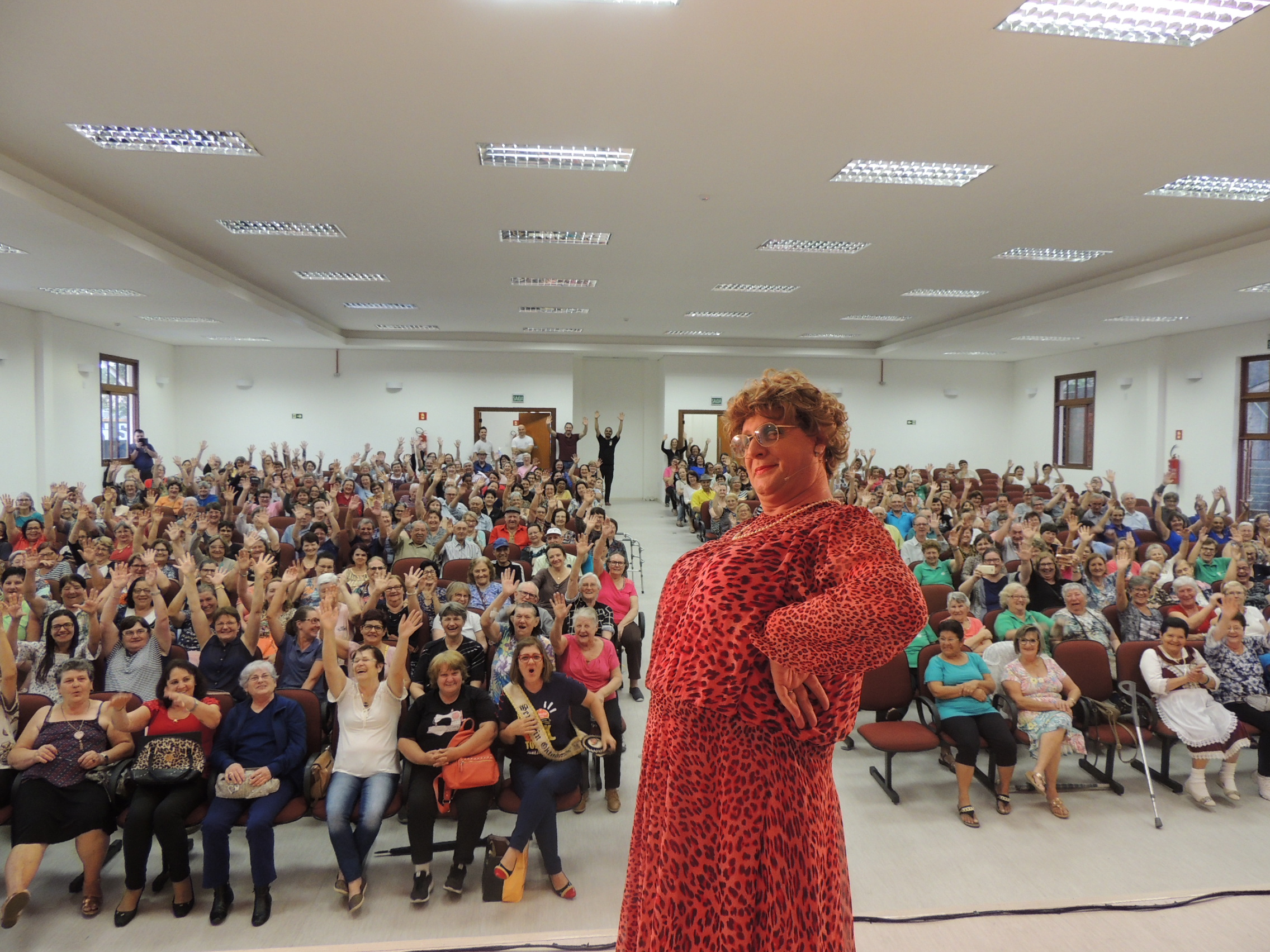 Espetáculo de humor marcou comemoração do Dia do Idoso em Igrejinha