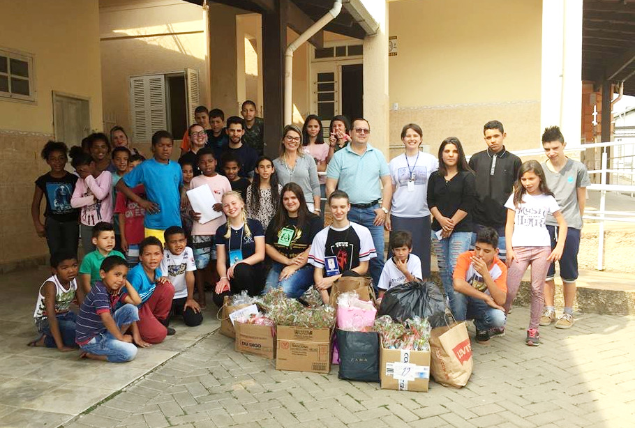 Colégio Santa Teresinha doa kits de higiene em Taquara