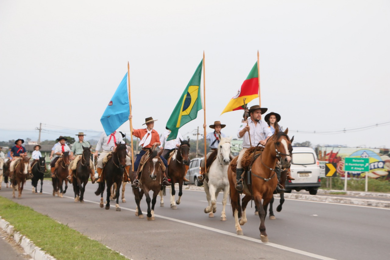 Cavalgada e show da Família Ortaça marcam abertura do Festejos Farroupilhas do Paranhana