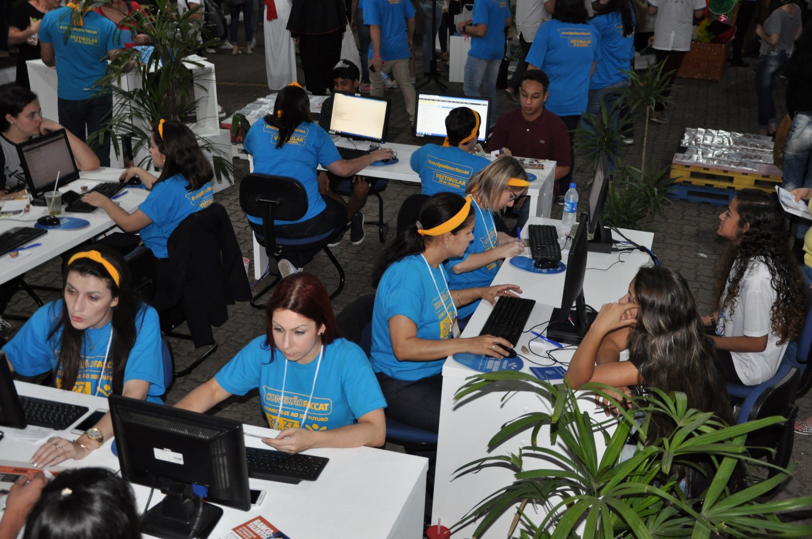 Faccat recebe estudantes do ensino médio e inscreve para vestibular