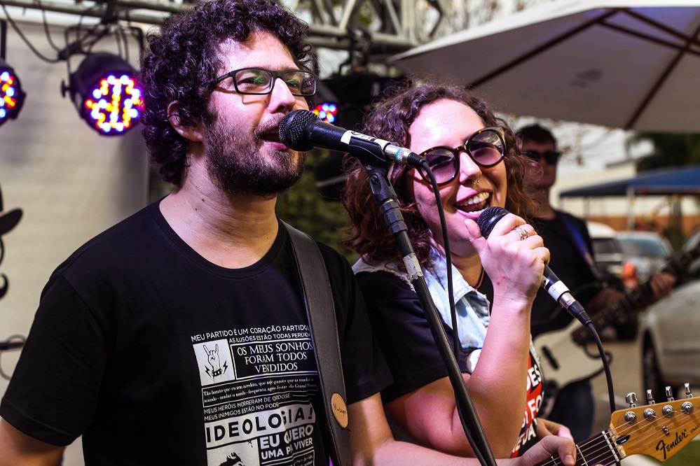 Sarau com Café reúne música e artes visuais na edição de setembro