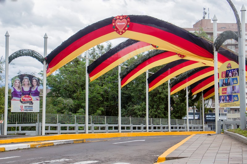 Clima da Oktoberfest toma conta das ruas de Igrejinha
