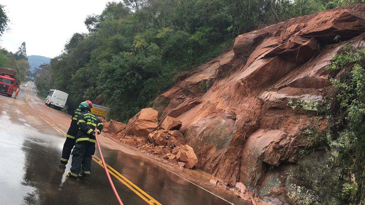 Equipes da EGR trabalham para desbloquear ponto da ERS-115