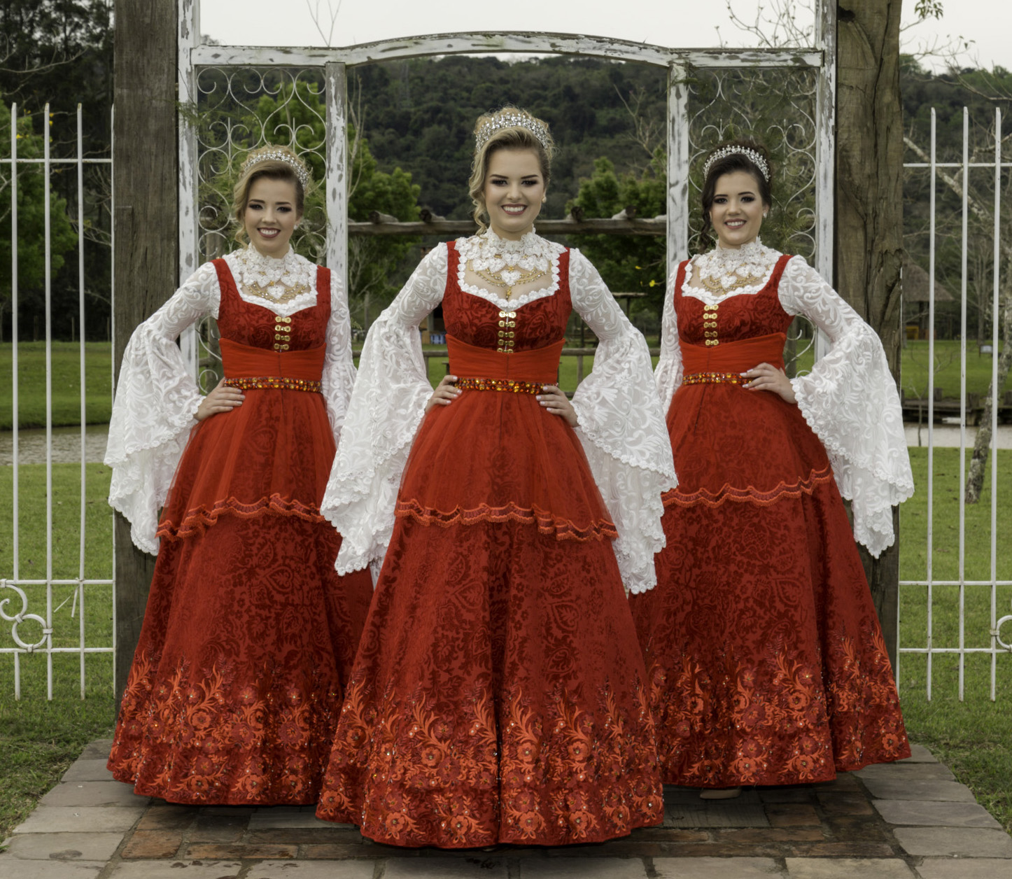 Traje oficial das soberanas da Oktoberfest representa o amor com beleza e vibração