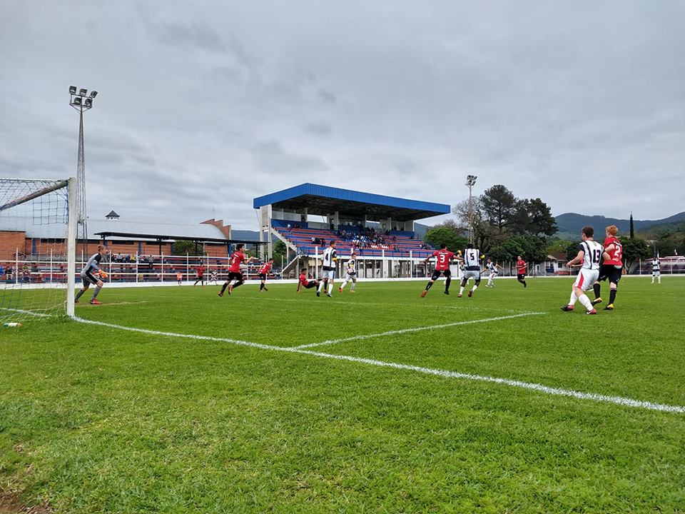 Igrejinha bate o Brasil de Pelotas em jogo com fardamento alusivo à Oktoberfest