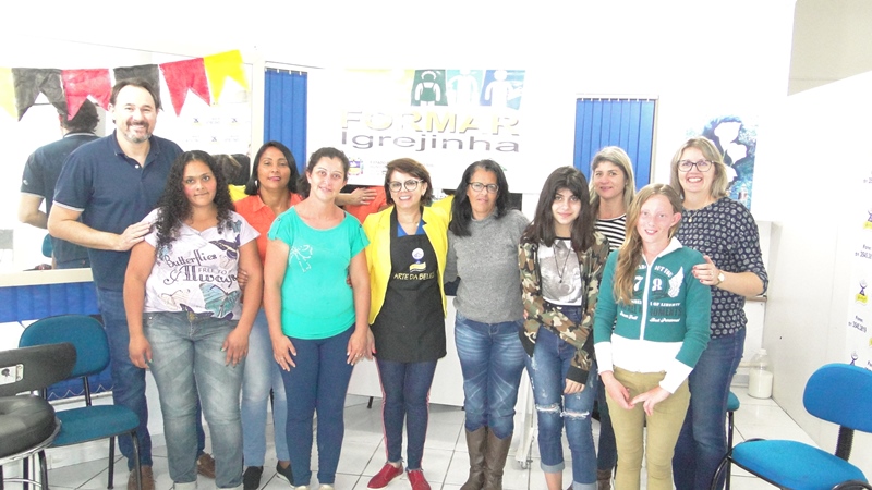 Programa Formar Igrejinha oferece curso de corte e penteado de cabelo gratuitamente