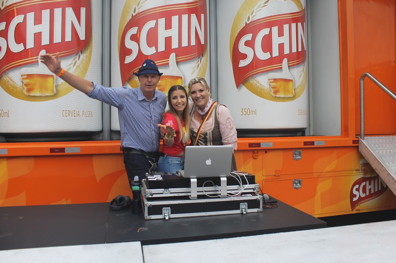 Agita Schin e programação cultural marcam o sábado na Oktoberfest