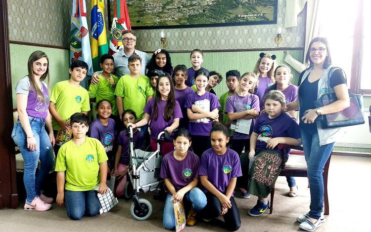 Alunos da Calisto conhecem a Prefeitura de Taquara em projeto de estudos sobre cidadania