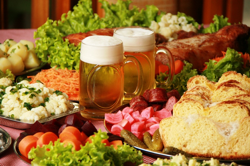 Gastronomia de tradição e chopes especiais no Bier Platz da Oktoberfest