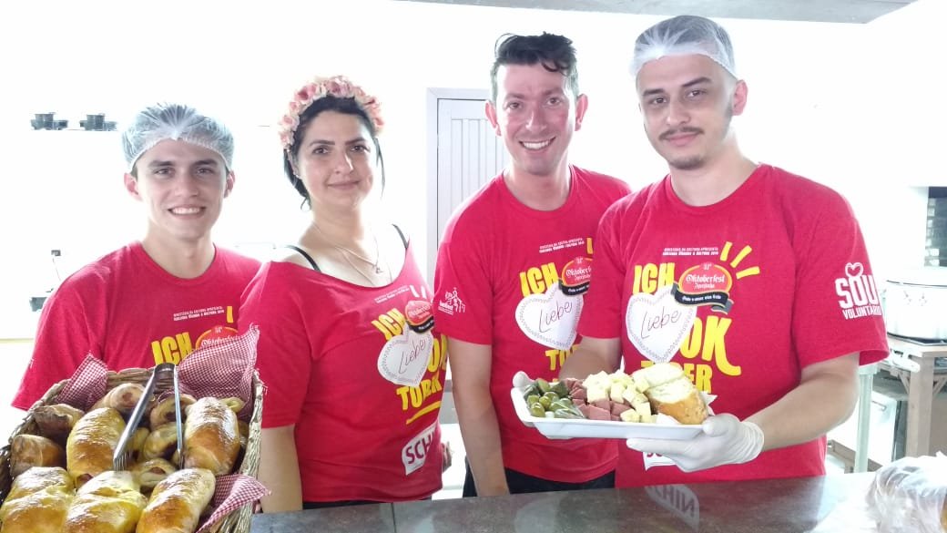 Gastronomia típica garante extenso cardápio na Oktoberfest