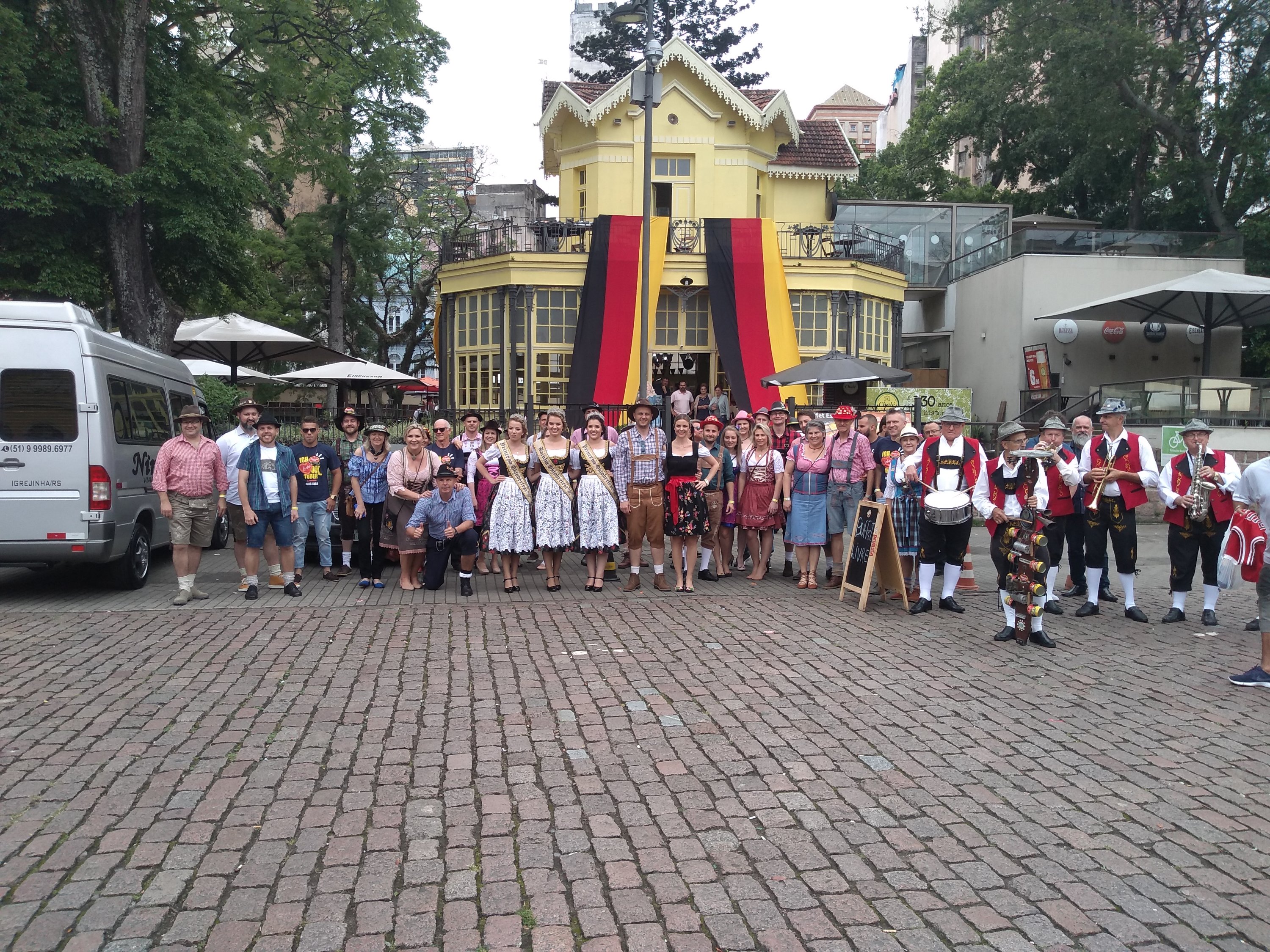 A alegria da Oktoberfest de Igrejinha contagia o Chalé da Praça XV