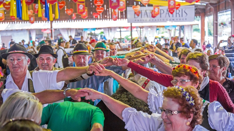 Domingo tem a maior polonaise da Oktober e show com Maiara e Maraísa