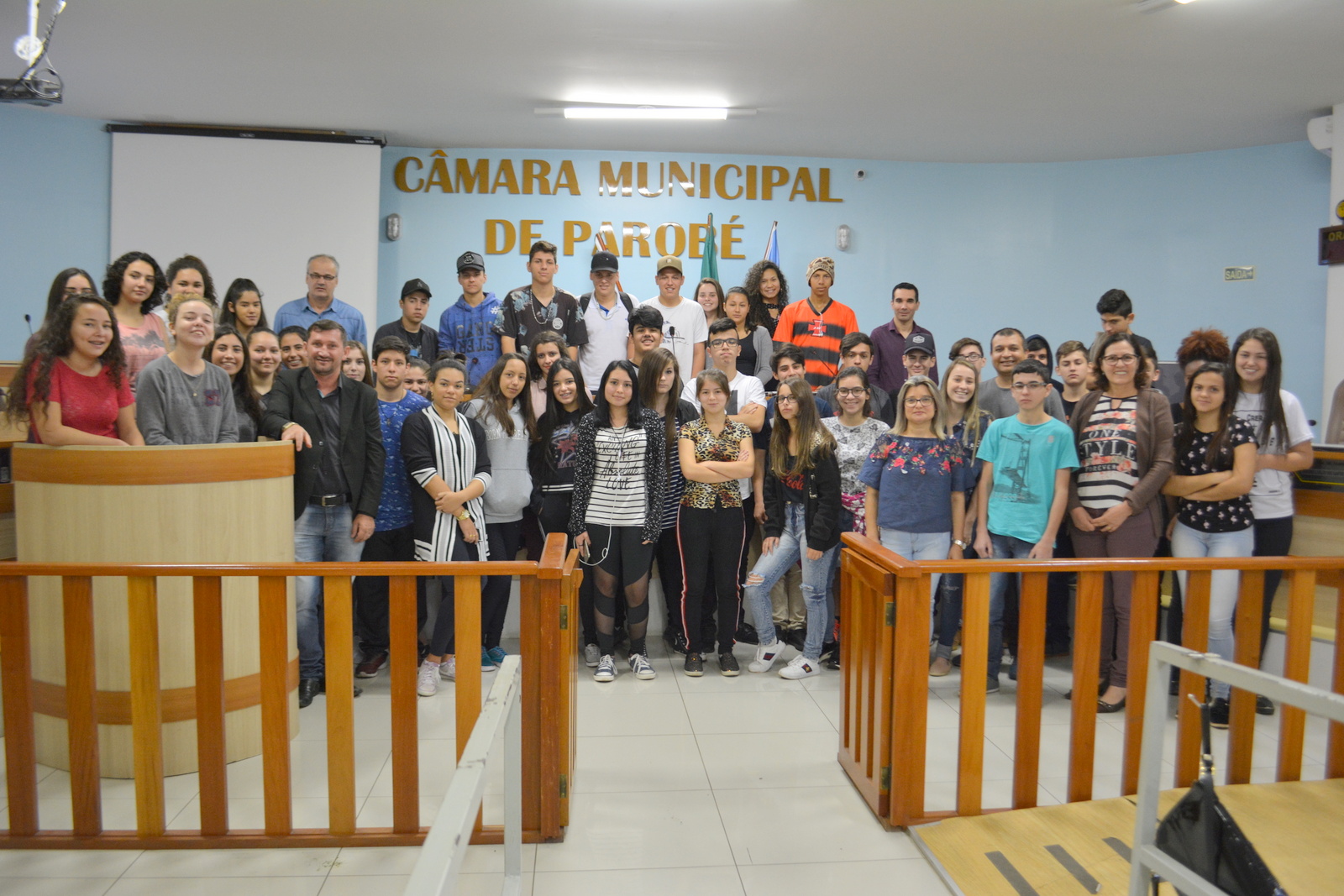 Jovens de escola estadual conhecem o Legislativo de Parobé