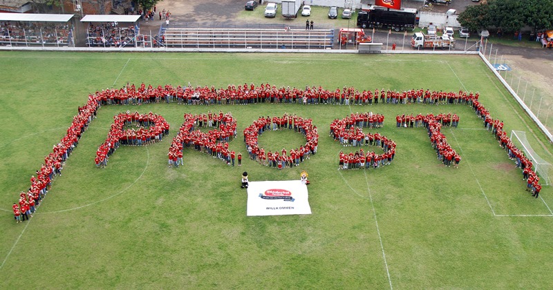 Voluntários da Oktoberfest recebem kits de identificação nesta sexta e sábado