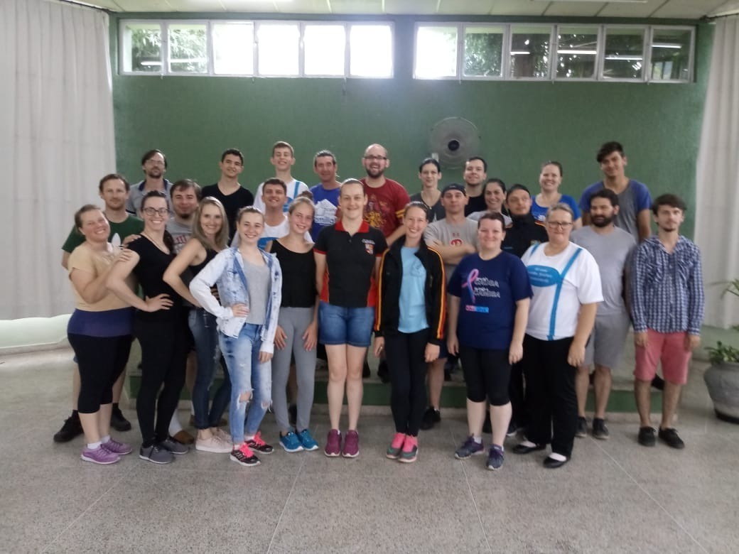 Dançarinos do folclore alemão tiveram encontro em Três Coroas