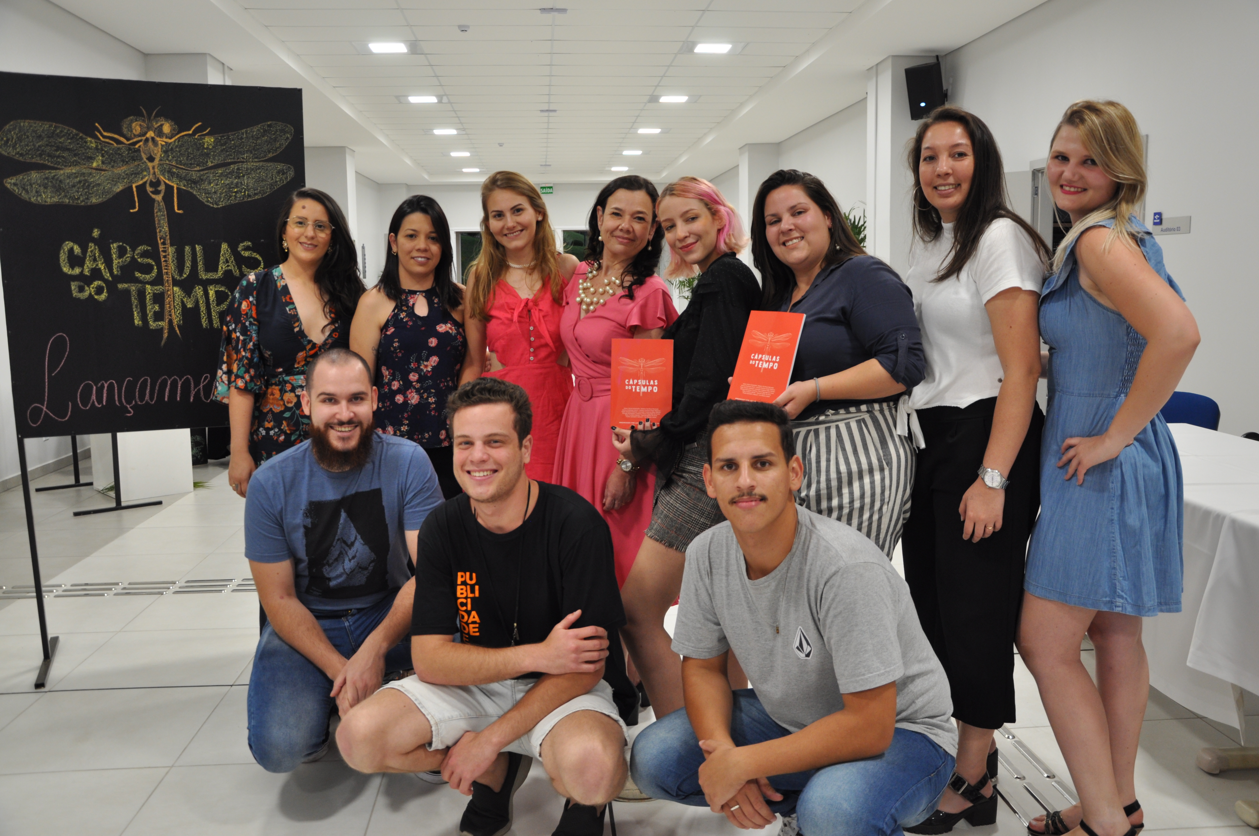 Acadêmicos da Faccat lançam livro Cápsulas do Tempo