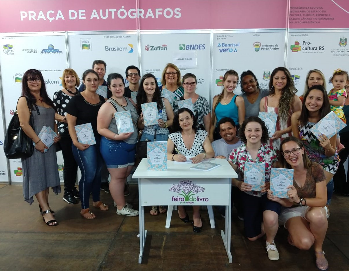 Acadêmicos da Faccat lançam livro em Porto Alegre