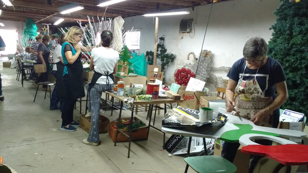 Contagem regressiva: voluntárias organizam últimos detalhes da decoração natalina de Taquara