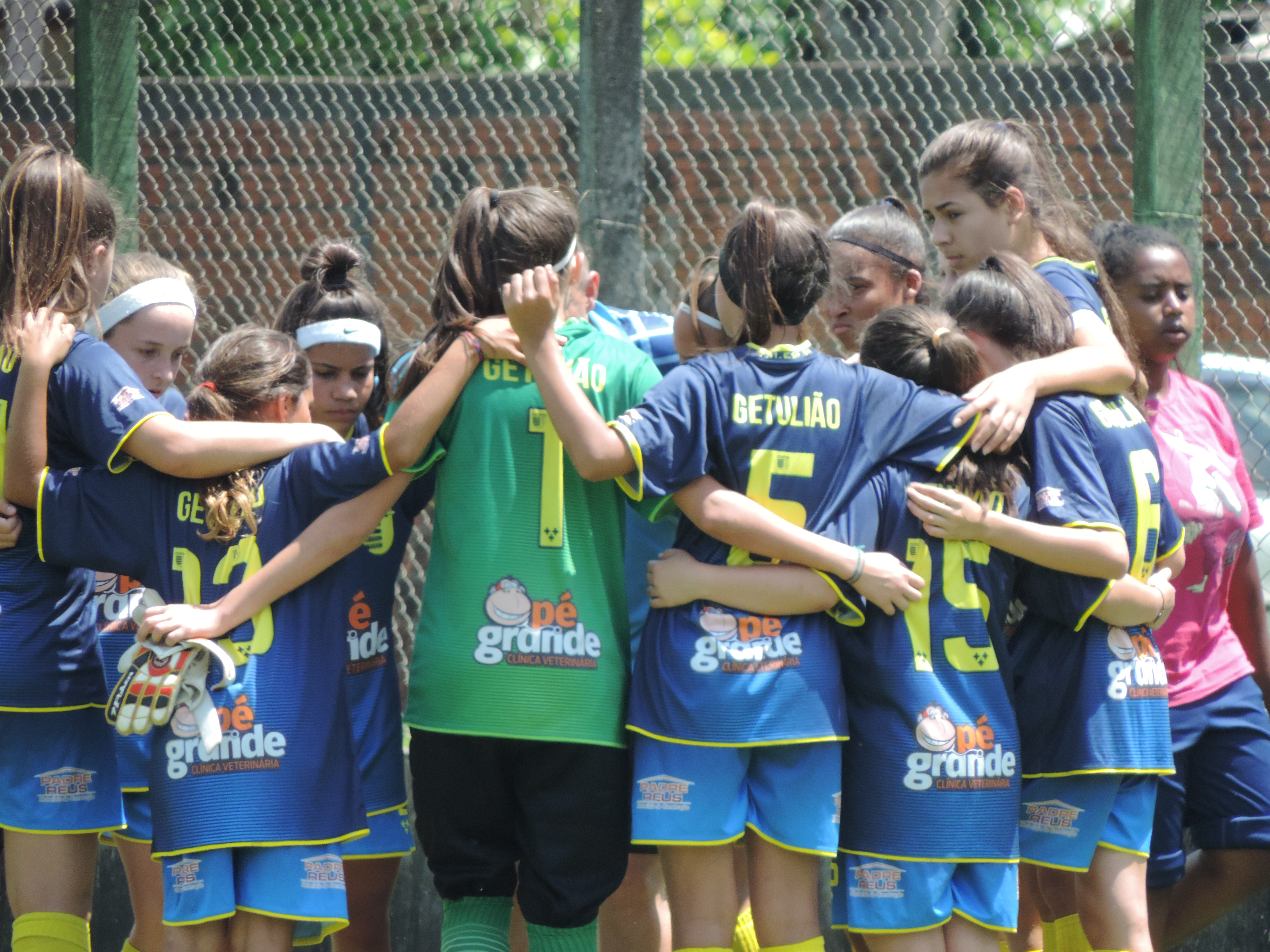 Equipe feminina da Escola Getúlio vence etapa regional do Bom de Bola 2018