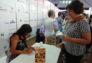Roseli Santos realiza sessão de autógrafos na Feira do Livro de Porto Alegre