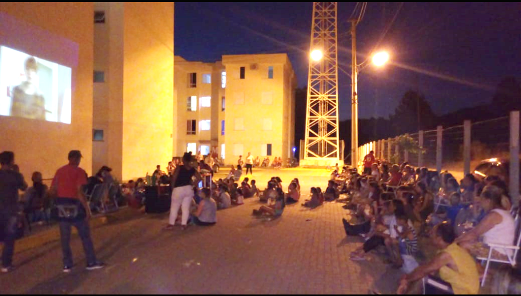 Diversão e entretenimento marcam o primeiro Cinema de Rua em residencial de Igrejinha
