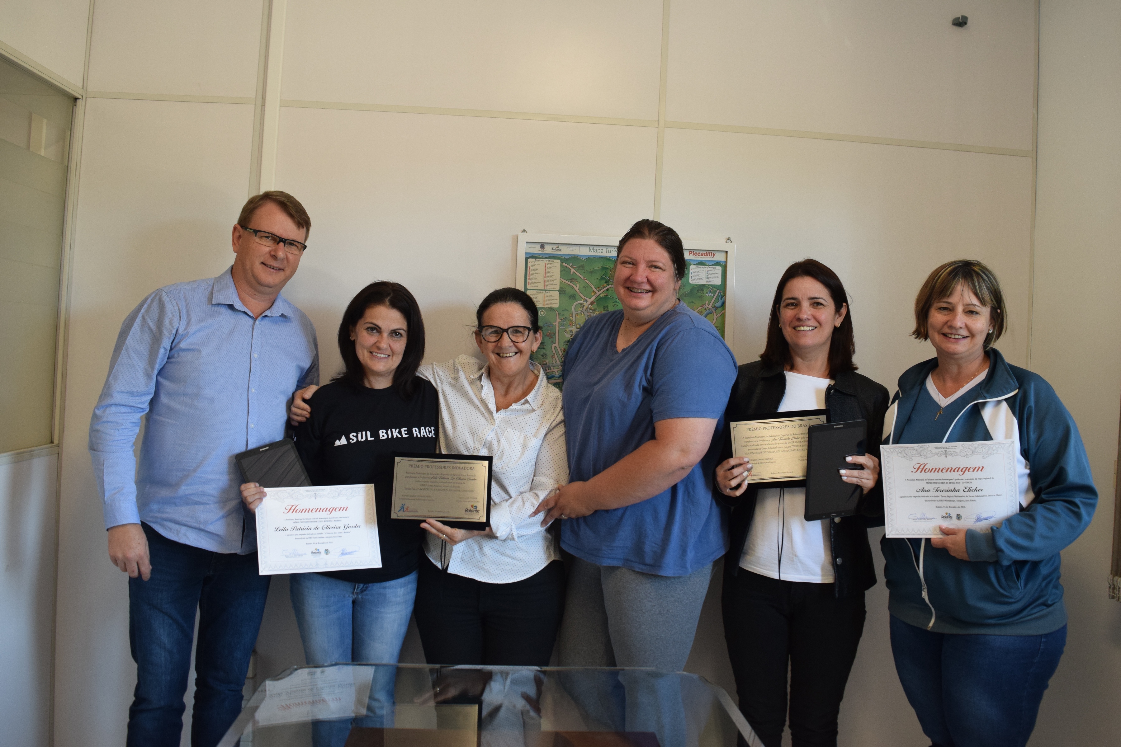 Administração de Rolante presta homenagem a professoras