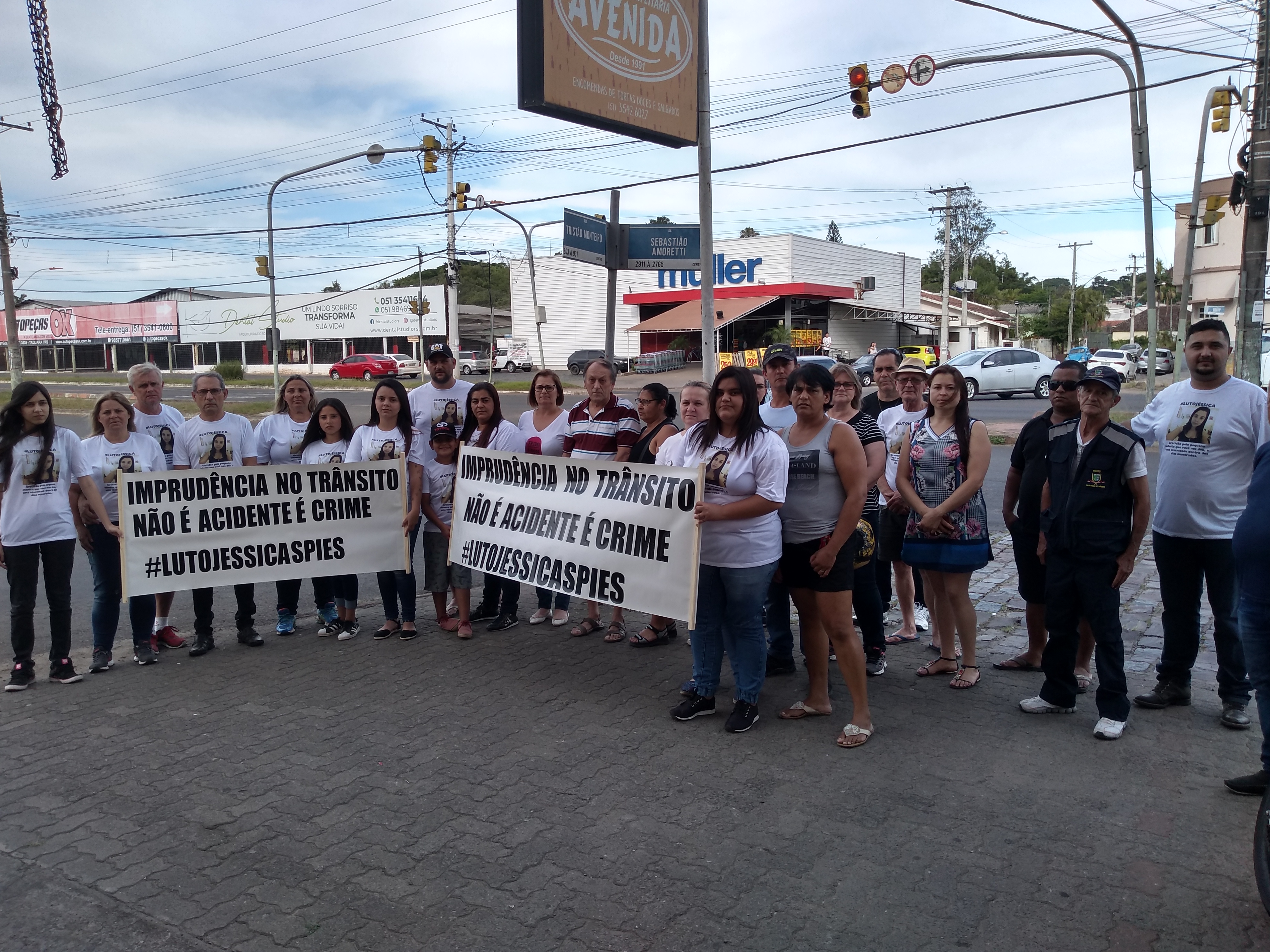 Familiares de jovem morta em acidente realizam protesto em Taquara