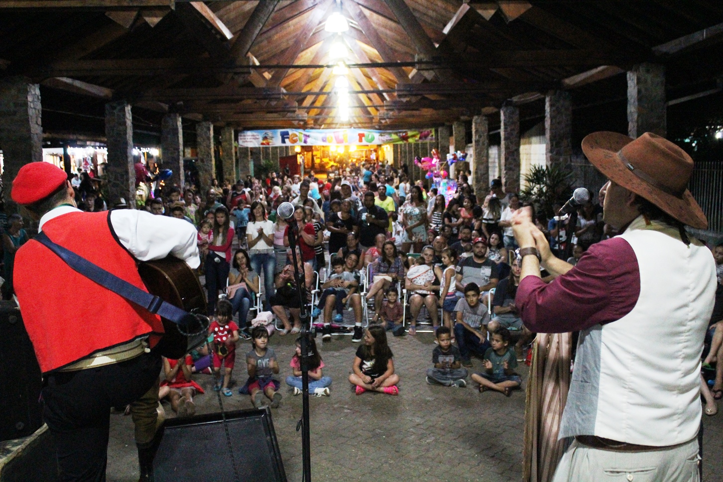 Crianças fazem a festa com a Chegada do Papai Noel em Três Coroas