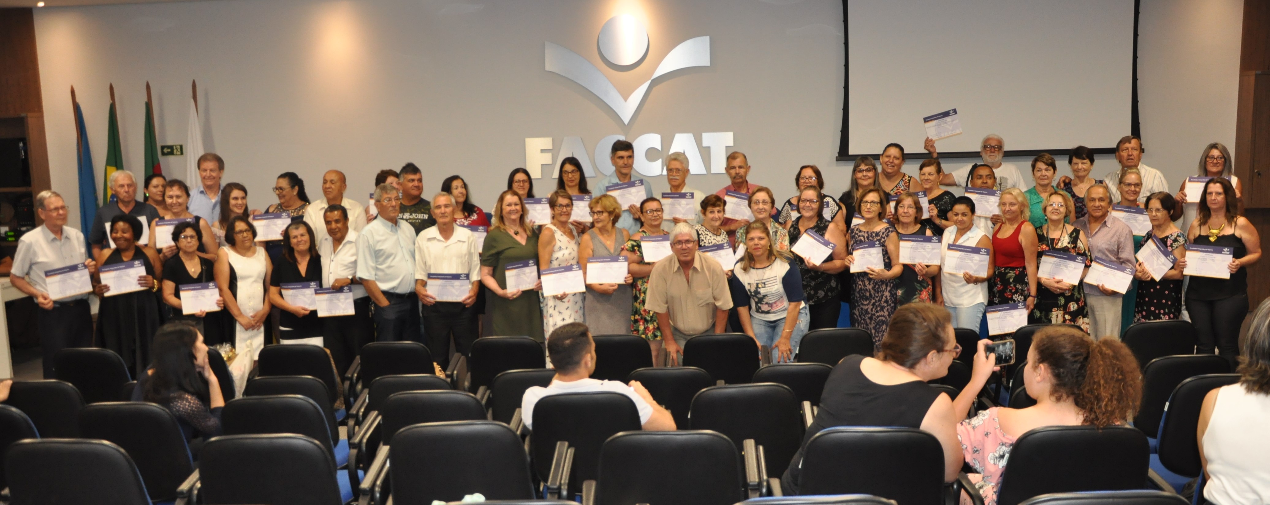 Alunos da terceira idade se formam no curso de informática na Faccat