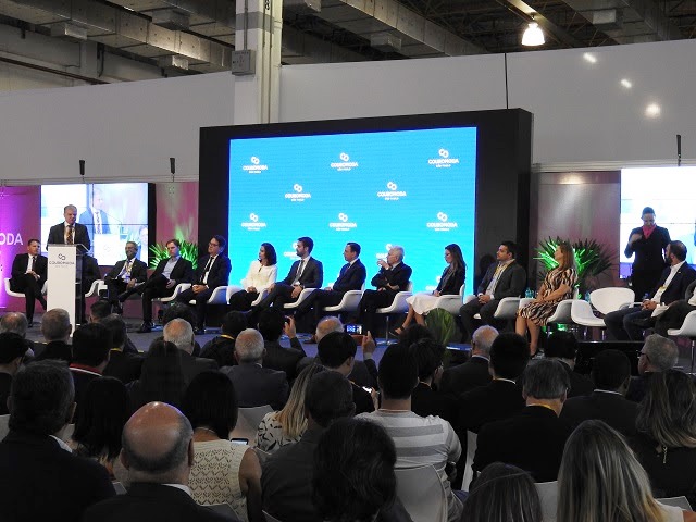 Couromoda adia feira presencial para março de 2021