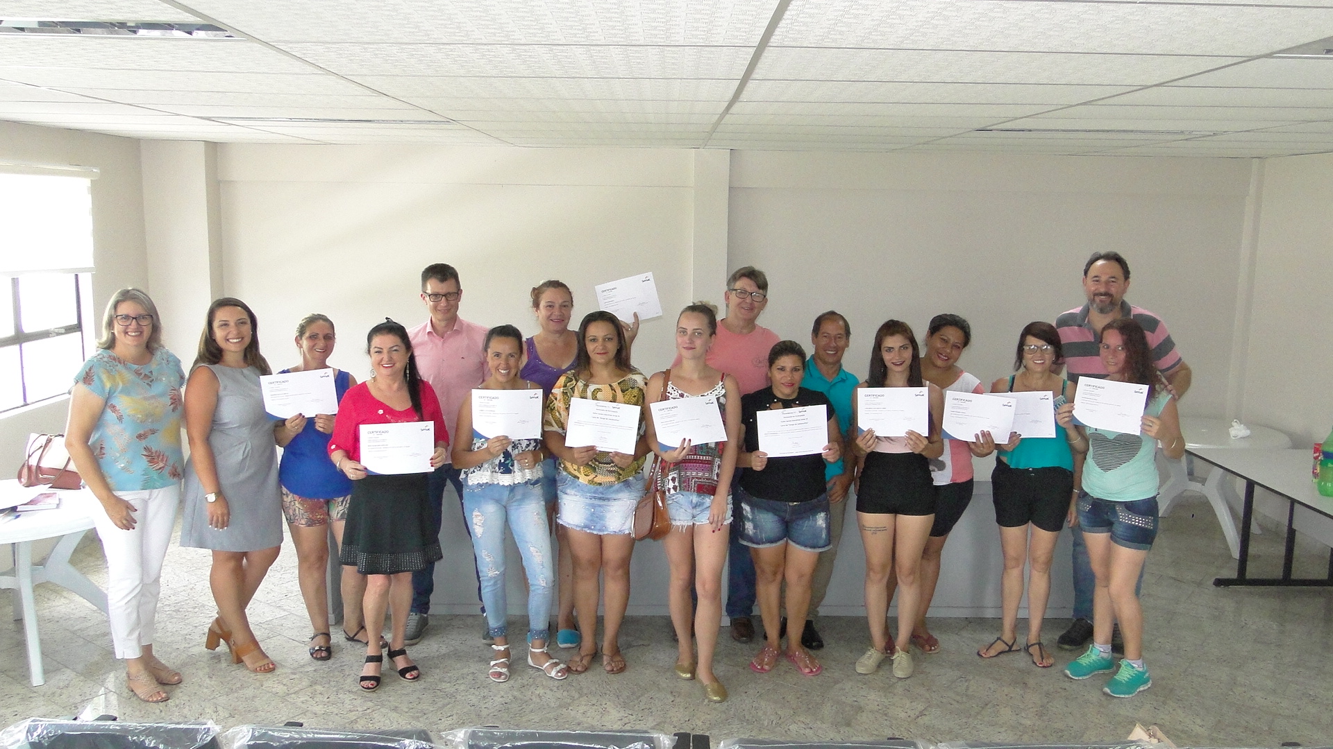 Formar Igrejinha entrega certificados do curso de design de sobrancelhas
