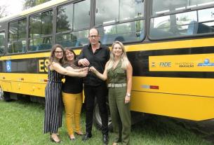 Igrejinha recebe novo ônibus para o transporte escolar