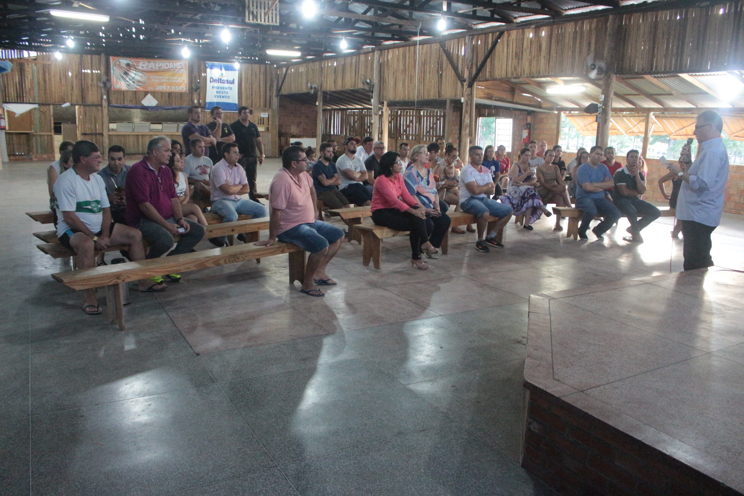 Reunião discute obras paralisadas em escola de Parobé