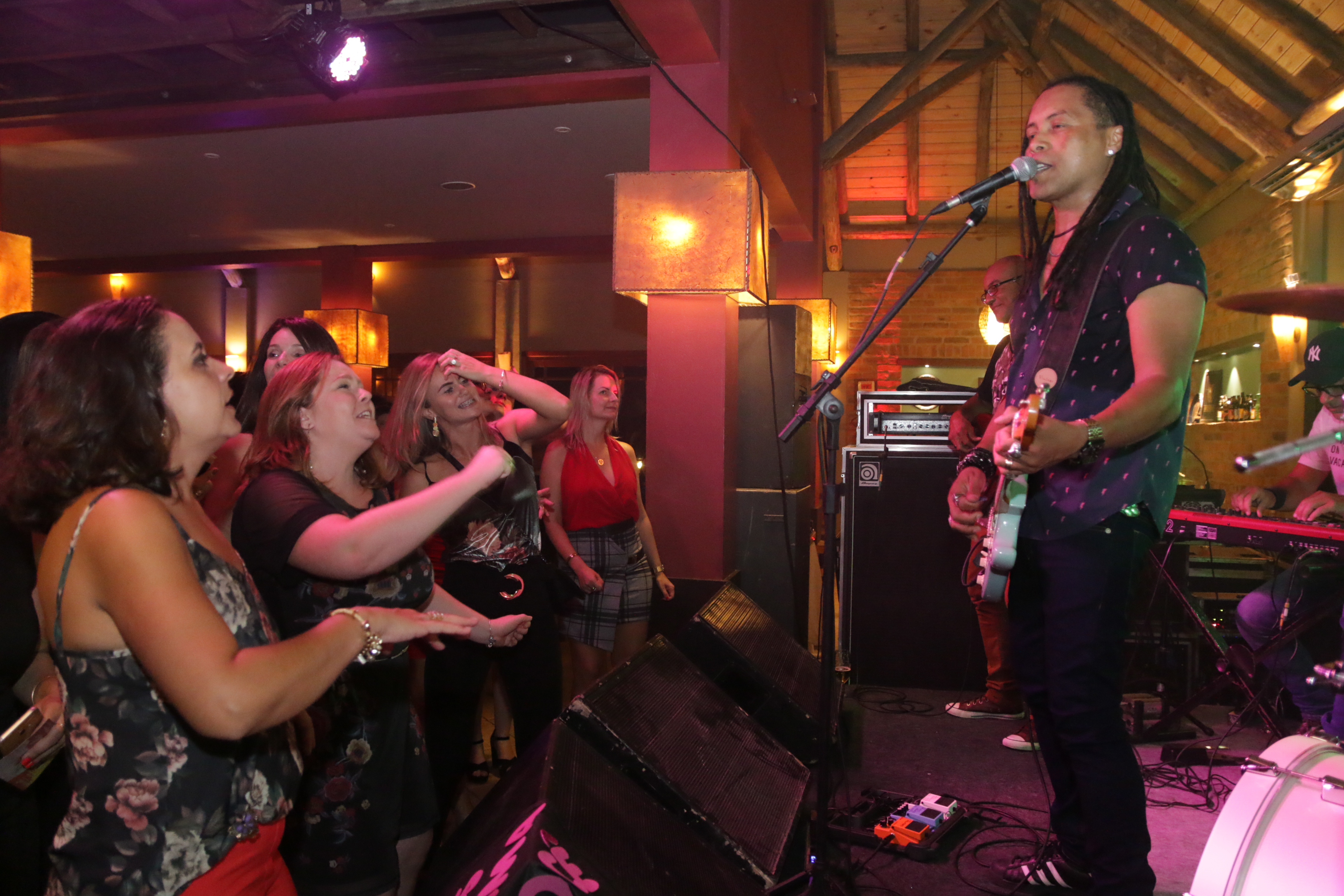 Diversão e homenagem às mulheres em celebração no Ecoland