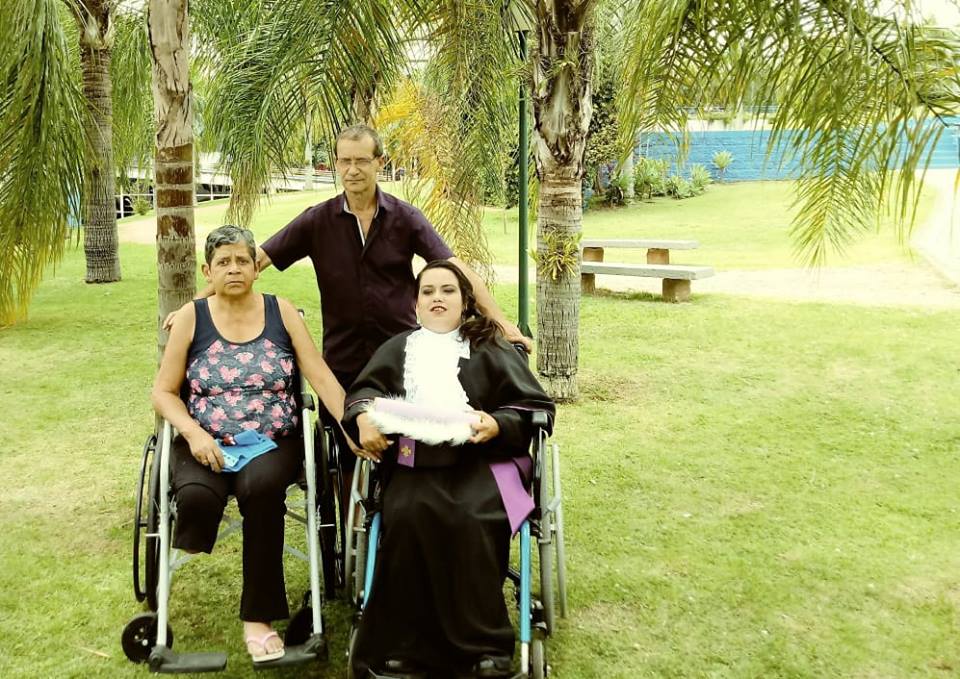 Amor dos pais e apoio comunitário: a história de dedicação da cadeirante Tamiris para concluir o ensino superior