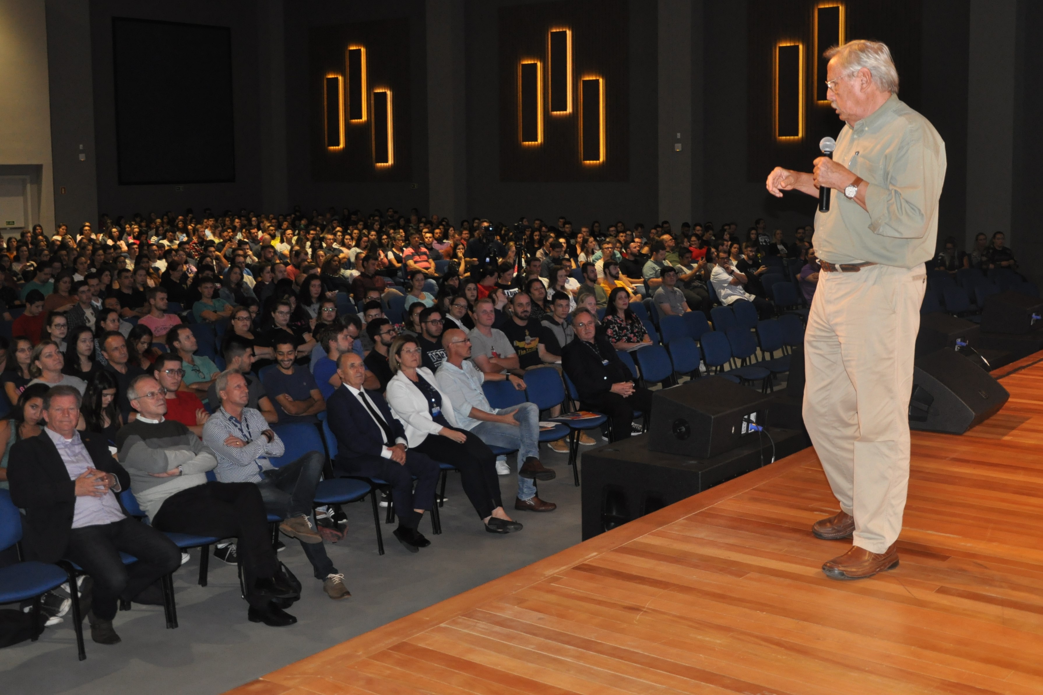 Professor da PUC palestra sobre sustentabilidade em aula magna da Faccat