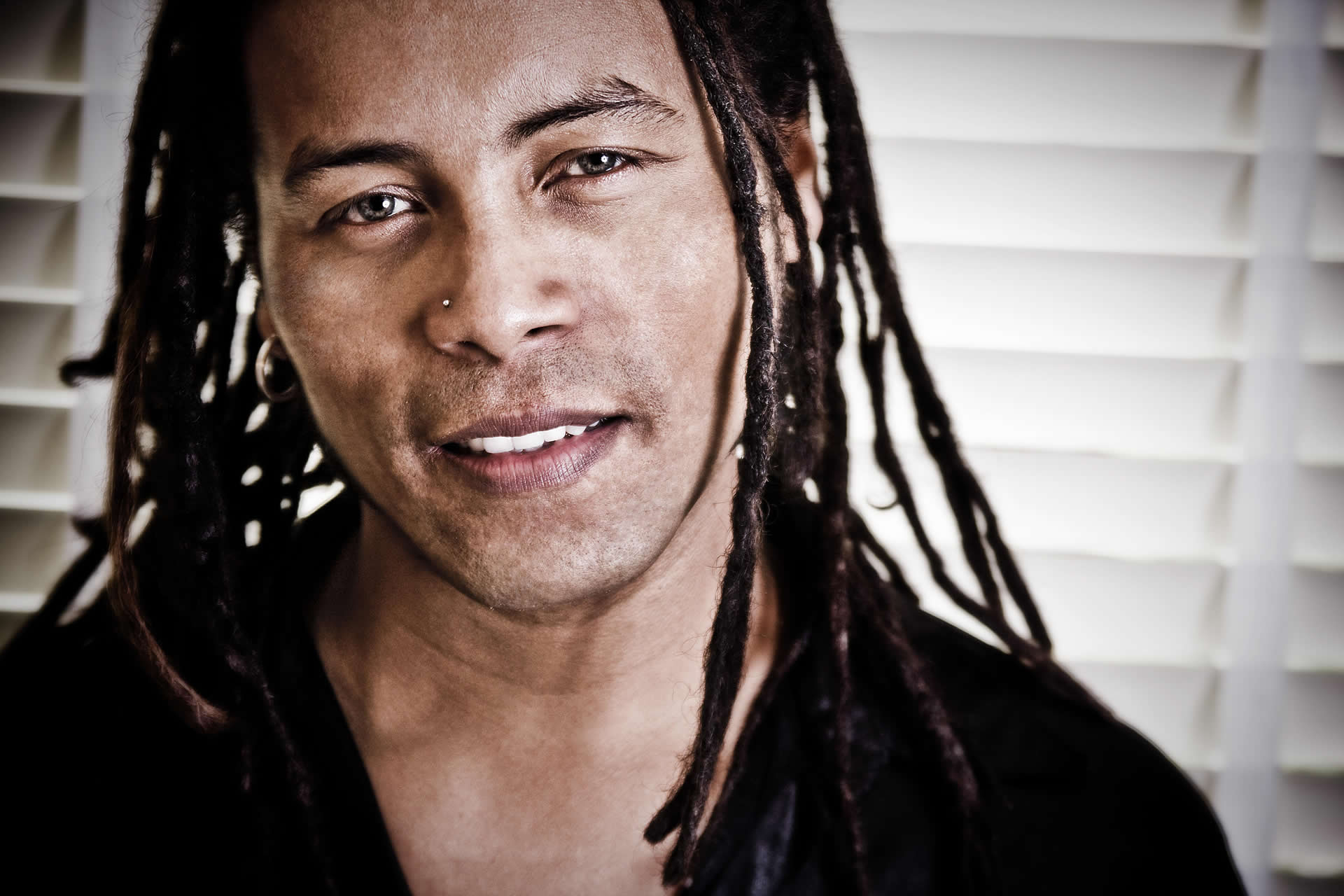 Ecoland celebra o Dia da Mulher com jantar e show de Serginho Moah e Banda