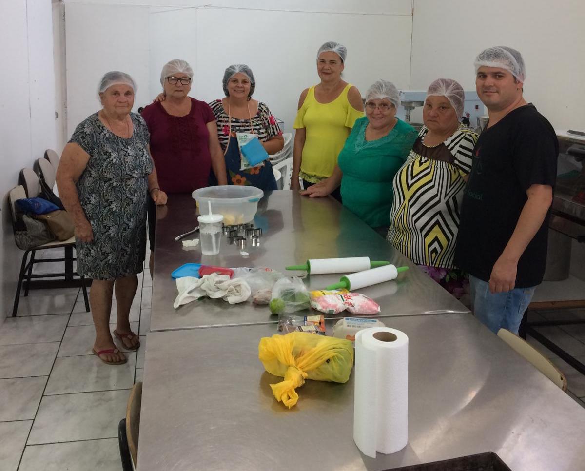 Idosos participam de oficina de biscoitos de Páscoa em Parobé; veja fotos