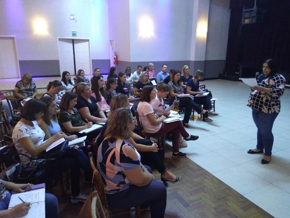 Coordenadoria da Mulher apresenta projeto para professores em Parobé