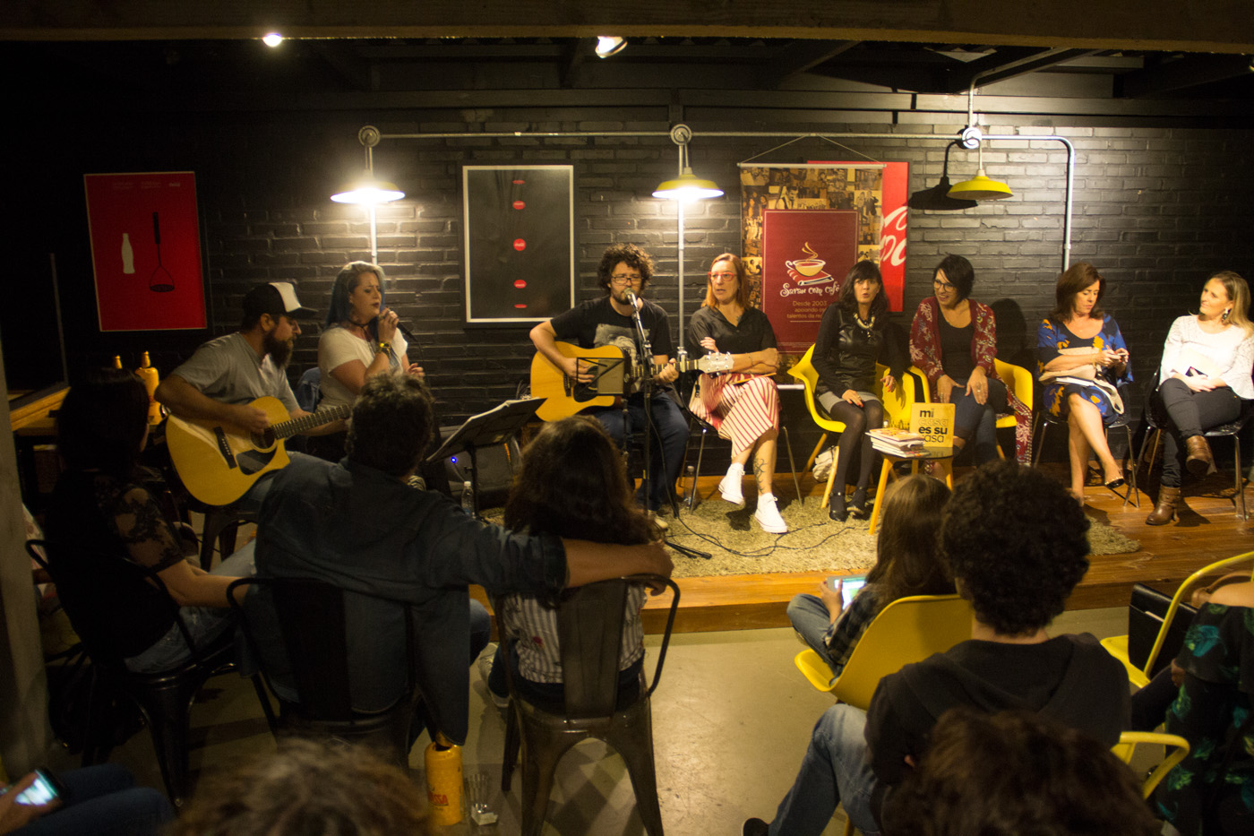 Sarau com Café de março discutiu condição das mulheres na sociedade atual