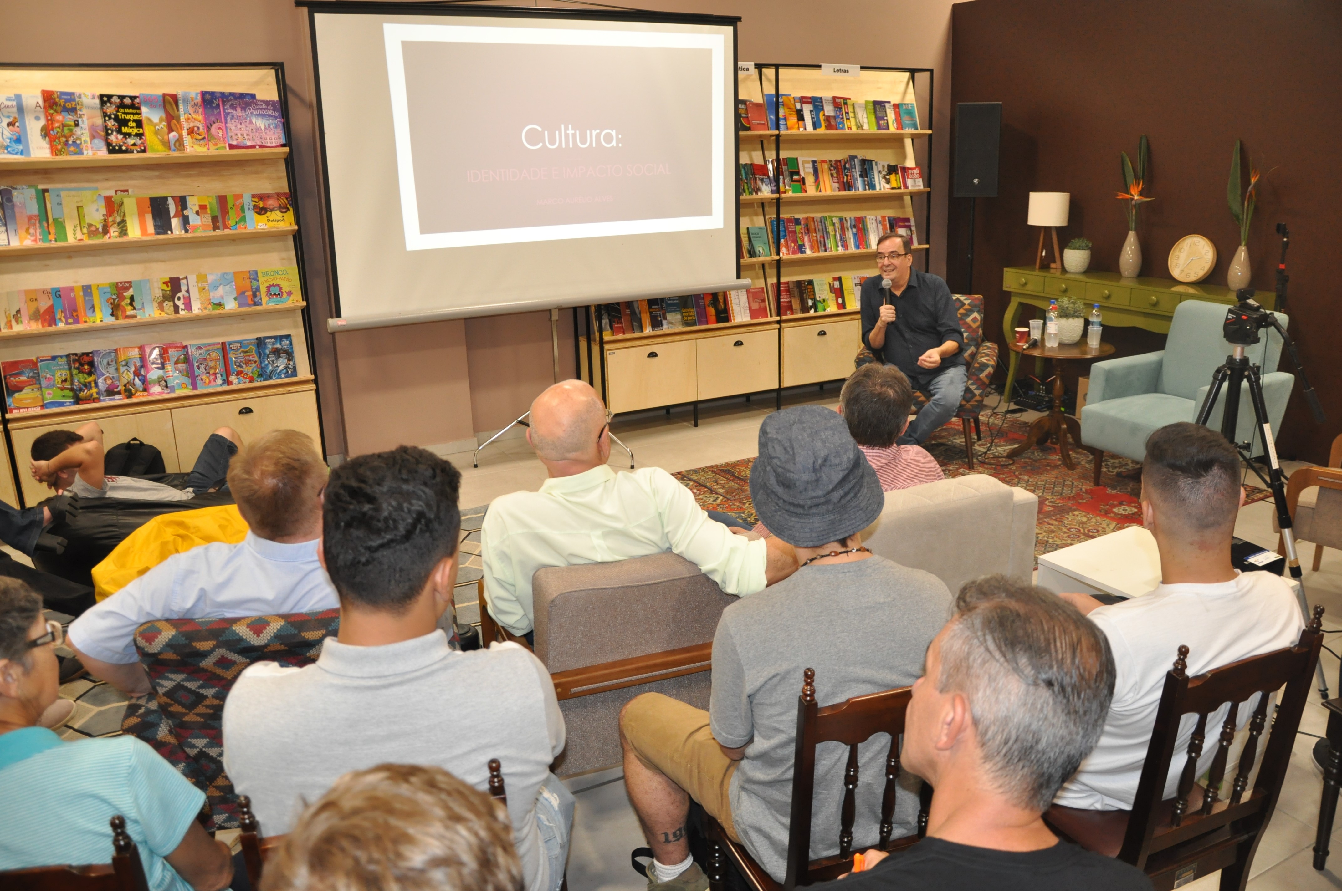 Curso de Turismo da Faccat debate construção de conceitos de cultura e identidade