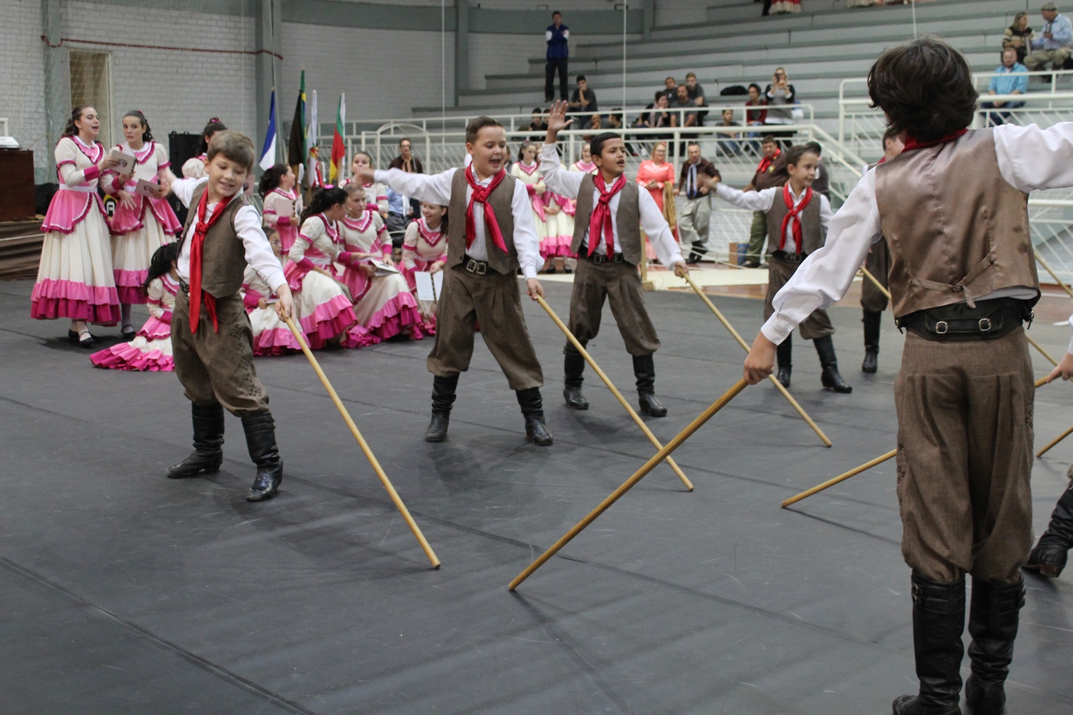 Tradicionalistas tiveram rodeio artístico em Três Coroas