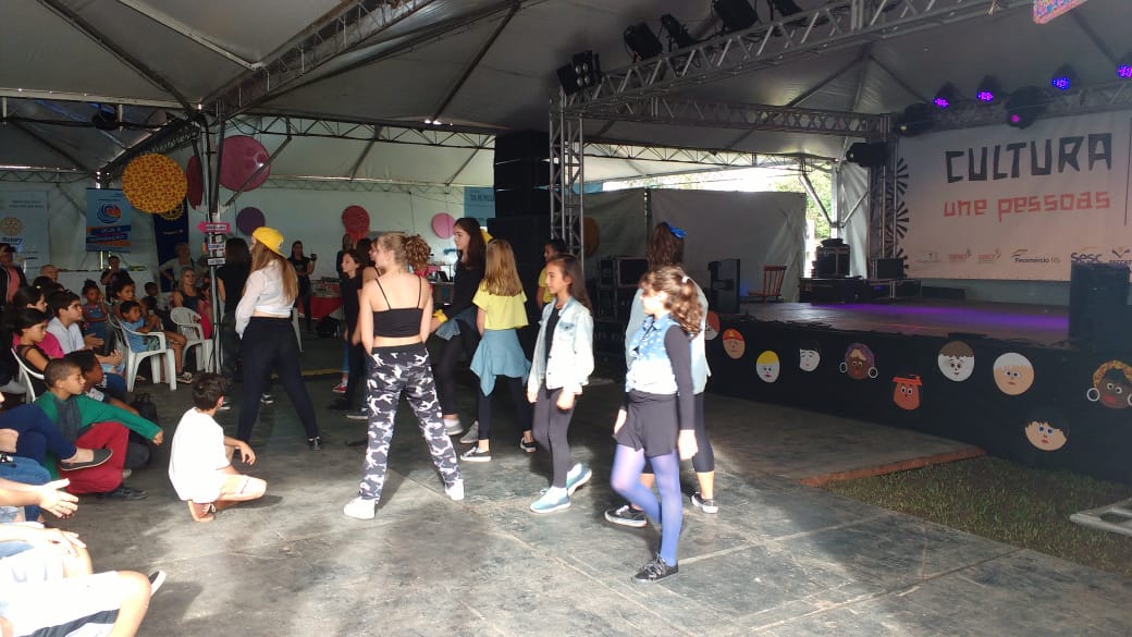 Benefícios físicos e emocionais: espetáculo de dança encantou na Feira Literária